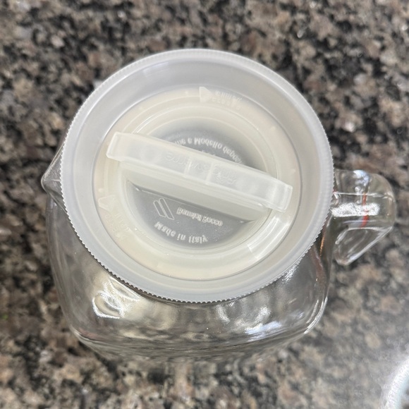 Bormioli Rocco Frigoverre Clear Glass handle Pitcher w/locking lid NWT 78.5 oz - Picture 3 of 7